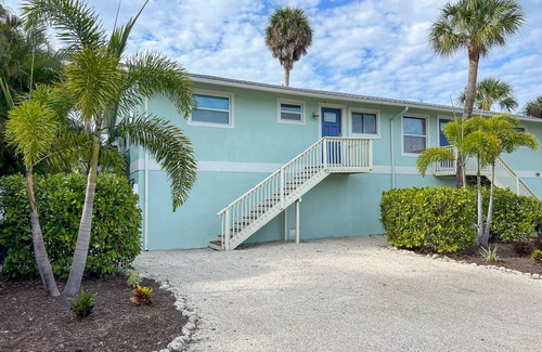Holmes Beach House | Island Vibe 2: Close to Beach with Private Heated Pool