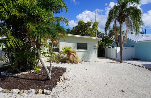Holmes Beach House | Island Vibe 6: Close to Beach with Private Heated Pool