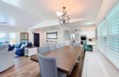 Melbourne Beach House | Island Vibes Beach House~ 4 min. Walk 2 Beach Heated Pool King Beds