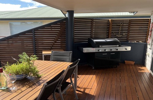 Lake Wangary House | Island View 2 is a modern, very comfortable and well presented holiday home.