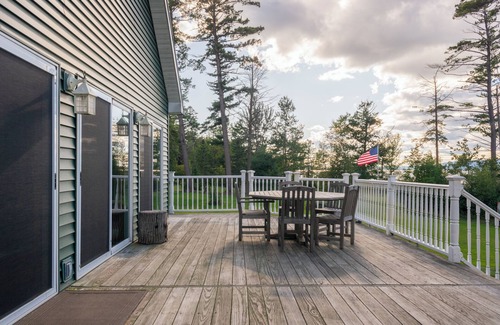 Broadalbin Cabin | Island View: 4 Bdrm Lakeside Cabin in the foothills of the Adirondack Mountains!