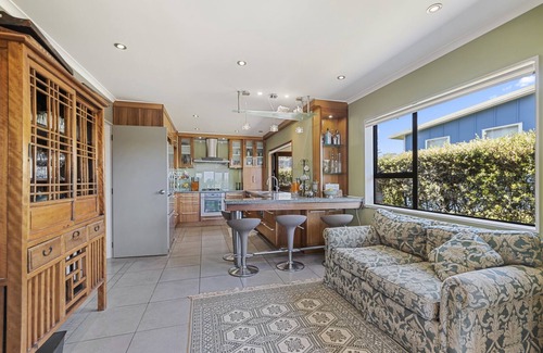 Paraparaumu Beach House | Island View Beach House - Paraparaumu Beach Home