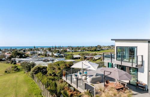 Waihi Beach House | Island Views - Waihi Beach Holiday Home