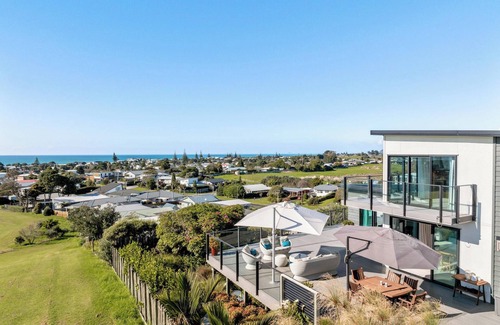 Waihi Beach House | Island Views - Waihi Beach Holiday Home