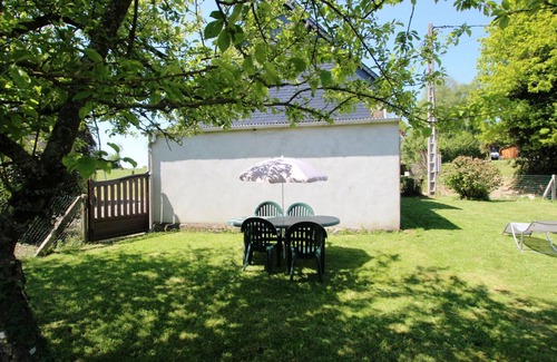 Le Grippon Cottage | Isolated countryside house with garden, pets allowed