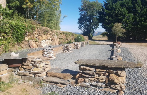 Courris Cottage | Isolated character house with 12-person swimming pool, 30 minutes from Albi.