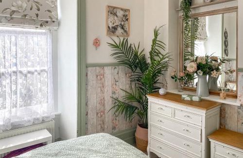 Helston House | Issys Cottage