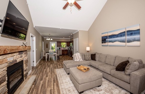 Townsend House | It is wintertime in TN- comfortable, clean, in a gated community & near food!