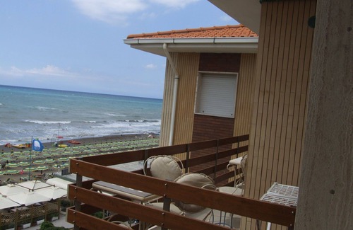 Marina di Castagneto Carducci Apartment | Lovely apartment for 4 guests with A/C, WIFI, patio and panoramic view