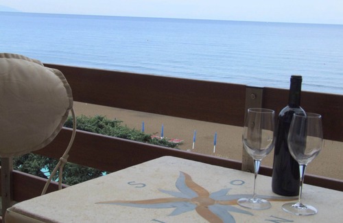 Marina di Castagneto Carducci Apartment | Flat directly by the sea, with stunning views from the terrace