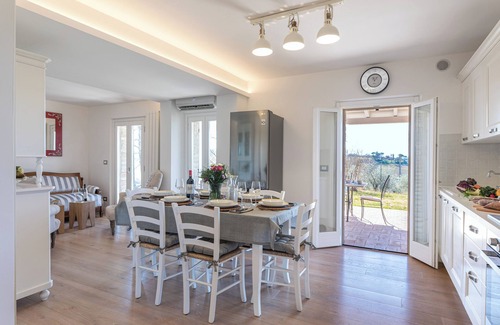 Binami Villa | Charming Entire Country House Lake View