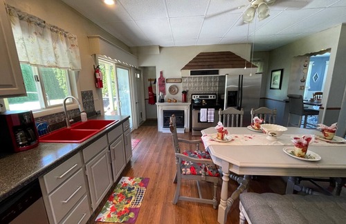 Penn Yan House | It's A Wonderful Life -Main St Penn Yan-Hot Tub-Seneca/Keuka, Restored Victorian Home-Nightlife
