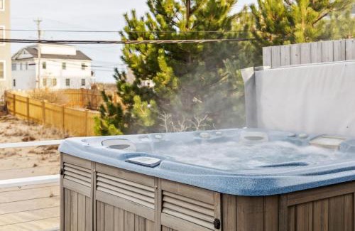 Newbury House | It's All Good Hot Tub Steps to Beach Yard