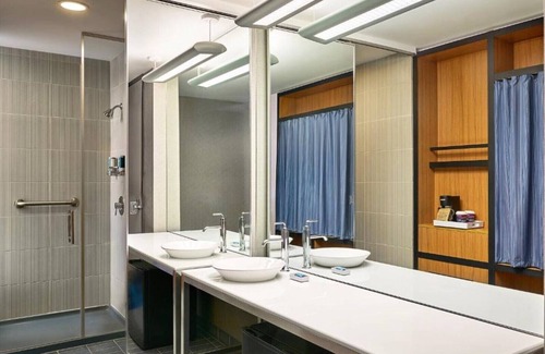 Aurora House | It's always a vibe at Aloft Gateway Park!