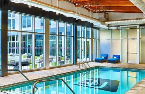 Aurora House | It's always a vibe at Aloft Gateway Park!