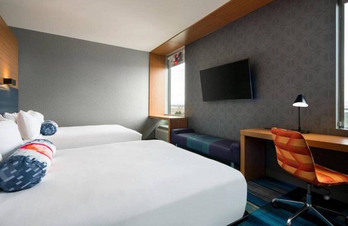 Aurora House | It's always a vibe at Aloft Gateway Park!
