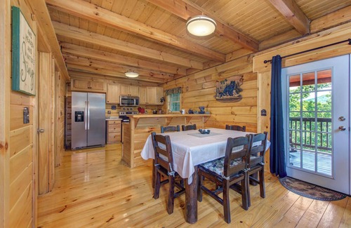 Gatlinburg - Pigeon Forge Resort | It would be Beary nice to meet you in this new construction log cabin!