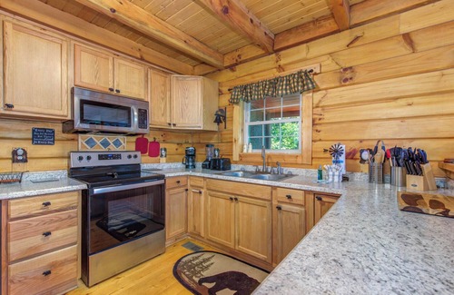 Gatlinburg - Pigeon Forge Resort | It would be Beary nice to meet you in this new construction log cabin!