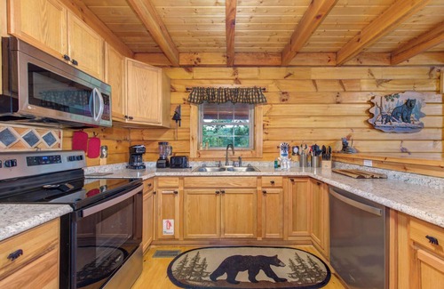 Gatlinburg - Pigeon Forge Resort | It would be Beary nice to meet you in this new construction log cabin!