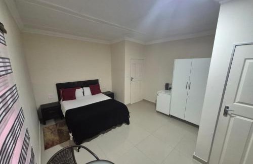 Kempton Park House | Ithonsi Guesthouse