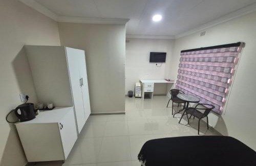 Kempton Park House | Ithonsi Guesthouse