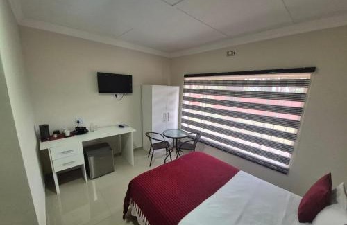 Kempton Park House | Ithonsi Guesthouse