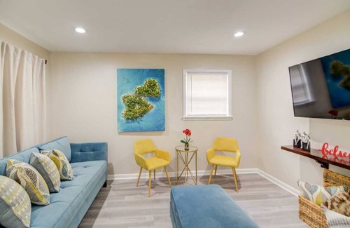 Hattiesburg House | It’s a beautiful renovated house with modern furniture and lovely decor.
