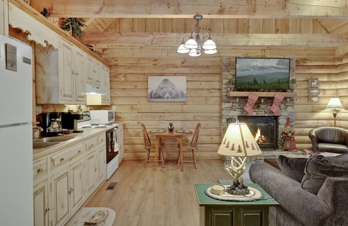 Gatlinburg - Pigeon Forge Cabin | "Its All Good In The Woods" rustic cabin w/hot-tub
