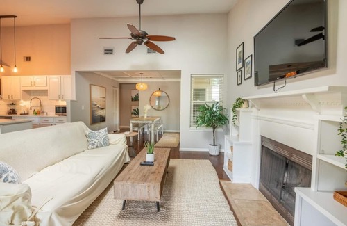 Mount Pleasant House | Its Always Pleasant in Mt P! Stylish Mod Home!
