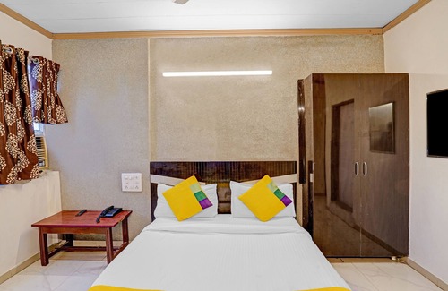 Navrangpura Hotel | Itsy Hotels Aakash,100 Mts From Sardar Patel Stadium