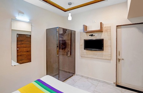 Navrangpura Hotel | Itsy Hotels Aakash,100 Mts From Sardar Patel Stadium