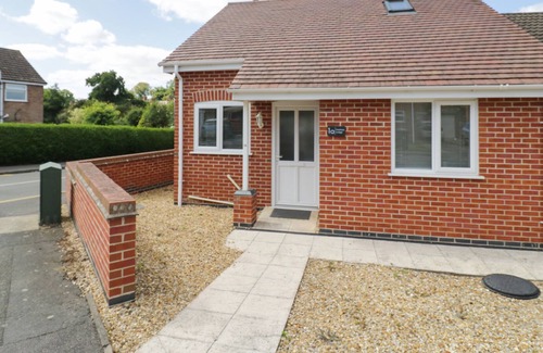 Ashby-de-la-Zouch House | IVANHOE LODGE, pet friendly, with a garden in Ashby-De-La-Zouch