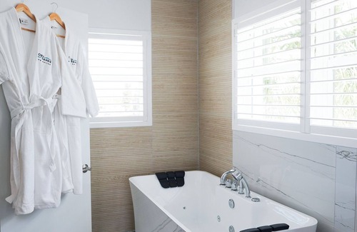 Clearwater Beach Hotel | Ivory Sands Beach Suites - Executive Water View King with Jacuzzi