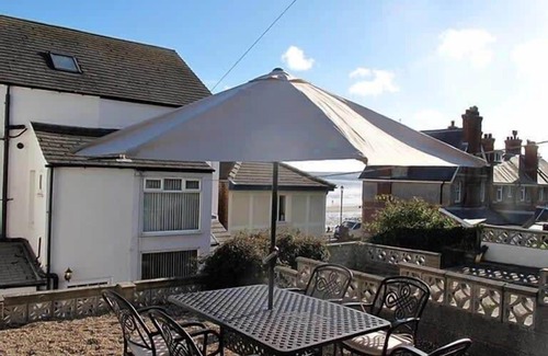 Muston House | Ivy House - Seafront house with garden seating and stunning sea views!