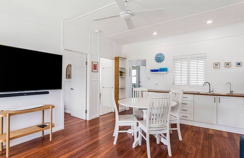 North Haven House | Ivy's Beach House - close to beach, wifi available