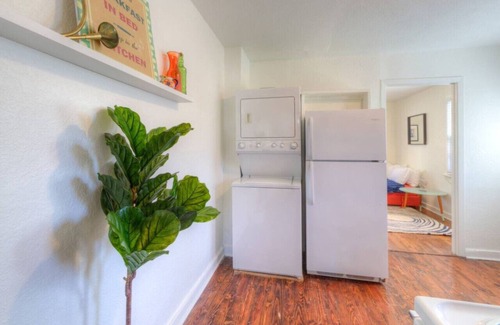 Midtown Apartment | J 84 #1 · Jolly Jefferson Ave - Walk to the best of Midtown!