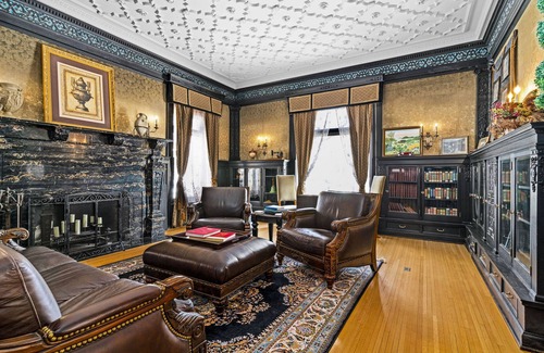 Endion House | J.D. Rockefeller Suite w/King Bed & Fireplace
