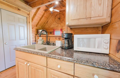 Townsend Cabin | J Willy's Refuge (2-Bedroom Cabin) with Mountain view - Pets Allowed by RedAwning