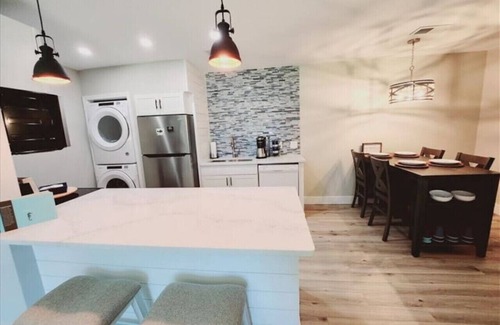 Demere Park Condo | J7 Completely renovated, 2 BR, 2 BA, centrally located in Ocean Walk
