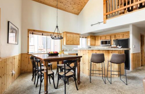 Summit Estates House | Jackhorn By AvantStay Spectacular Cozy Cabin w Hot Tub