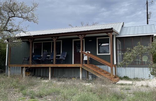Wimberley Cabin | Jackrabbit Cabin is a quiet Hill Country retreat with vistas and dark skies.