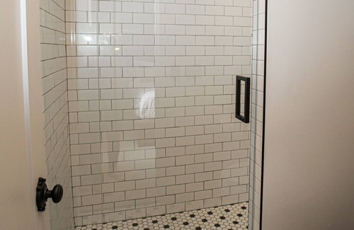 Jacksonville Hotel | Jacksonville Inn Room #5: Luxurious 1 BR King Guest Room. Walkable to the Britt Festival, downtown shops, and wine tasting rooms. Experience historic charm with modern comfort!