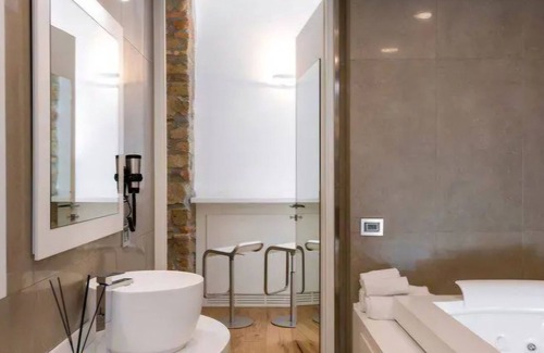 Esquilino Apartment | Jacuzzi at the Colosseum ⭐️⭐️⭐️⭐️⭐️