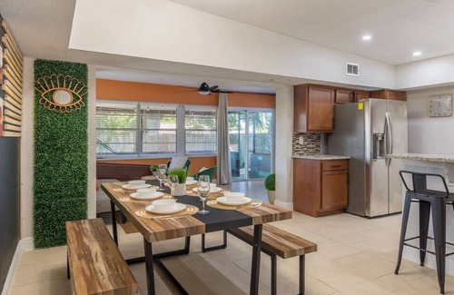 Northeast Orlando Apartment | jacuzzi & games + close to dwtn, disney, & parks!