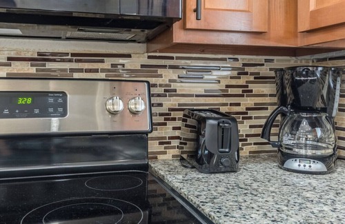 Northeast Orlando Apartment | jacuzzi & games + close to dwtn, disney, & parks!