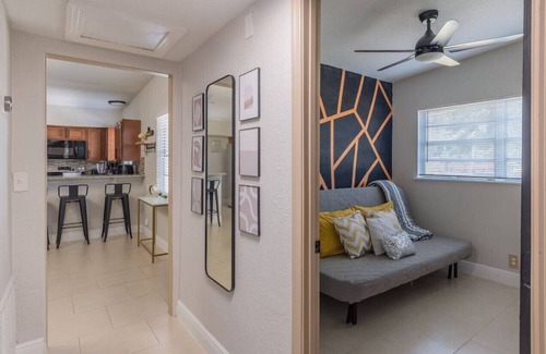 Northeast Orlando Apartment | jacuzzi & games + close to dwtn, disney, & parks!