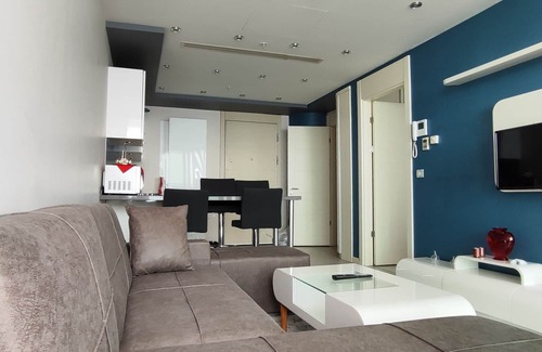 Zeytinburnu Apartment | Jacuzzi on balcony with Princes' Islands view