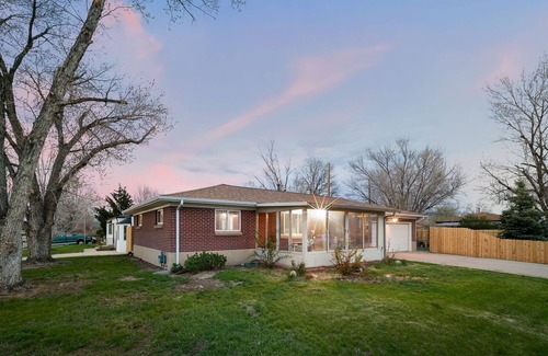 Applewood Villages House | Jacuzzi Ranch in West Denver. Quiet Neighborhood. Red Rocks, Golden, Denver.