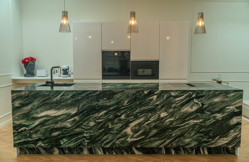 Reims Apartment | Jacuzzi & Sauna Le Cozy: 140 m2 wellness accommodation in Reims