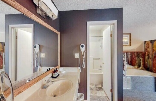 Eureka Springs Historic District Hotel | Jacuzzi Suite 206 at Tradewinds